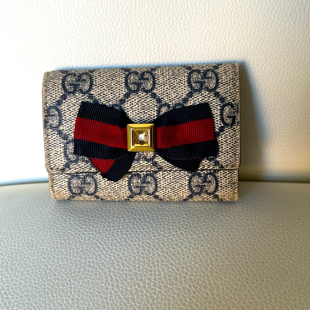 Rare Gucci Beige Key Holder with Bow Accent